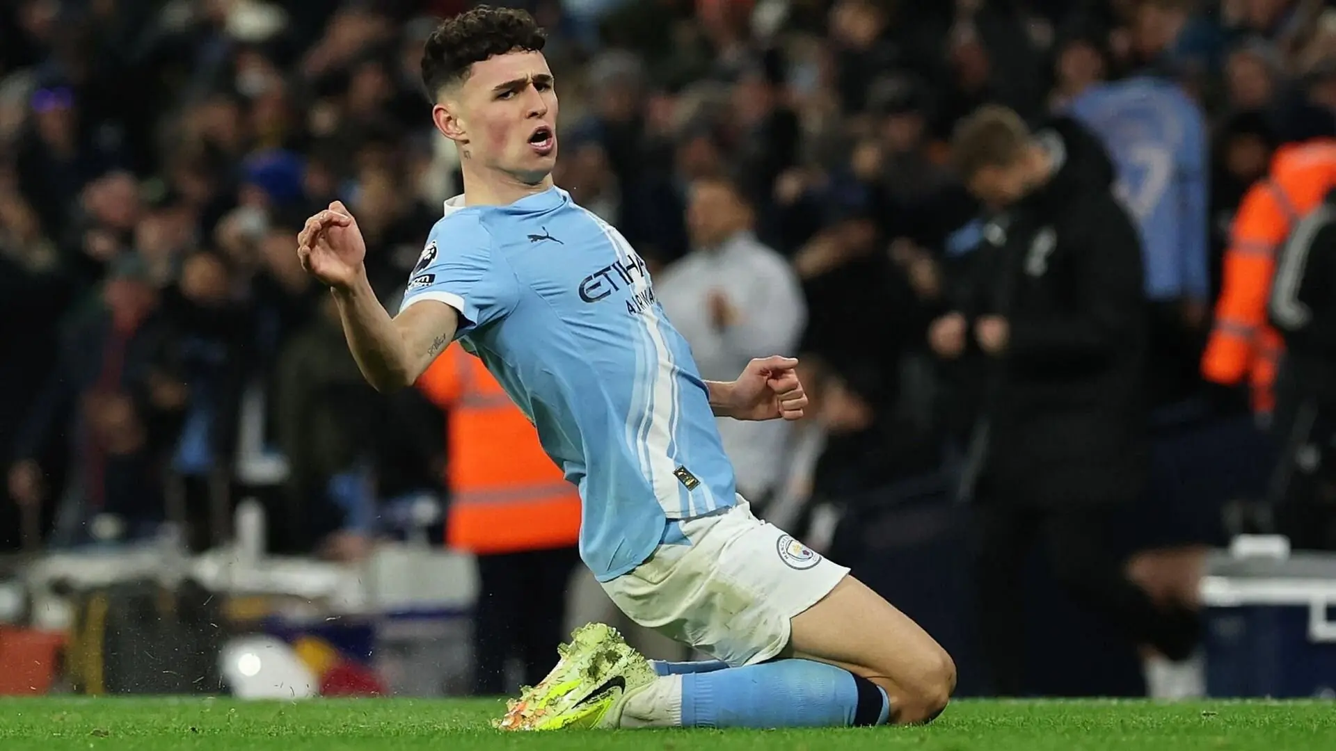 Phil Foden tỏa sáng giúp Man City thắng kịch tính Leeds United 